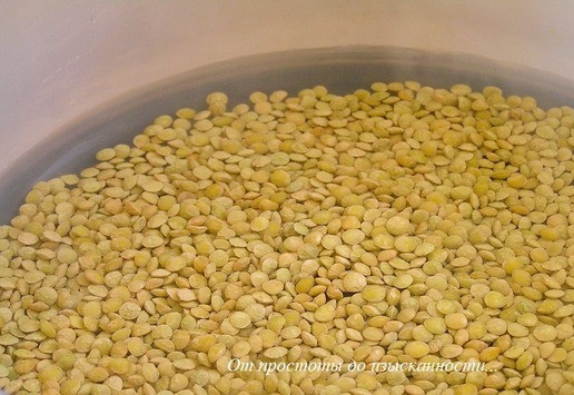 1. Этап. Чечевица с кабачками и шпинатом: Чашу для супа с чечевицей поставьте в самую большую чашу пароварки (у меня №3). Добавьте горячий бульон (или воду) и накройте крышкой. Выберите время приготовления 30 минут. Для начала приготовления на пару нажмите кнопку пуска.