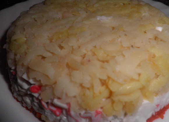 1. Этап. Салат-торт Для милых дам: Затем салат аккуратно посыпается тертыми яичными желтками. Дать салату пропитаться.