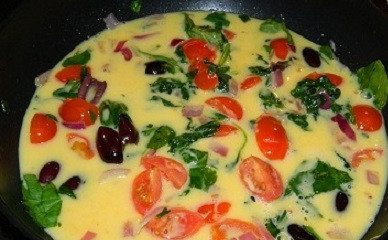 1. Этап. Омлет по-гречески: 6. Овощи можно хорошо выжарить или (как в данном варианте) сразу отправить на сковороду взбитые яйца.