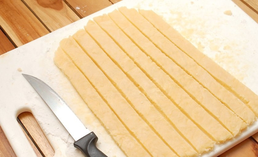 1. Этап. Простой рецепт яблочного пирога: 8. Оставшееся тесто достаньте из холодильника и раскатайте в пласт, затем нарежьте полосками.