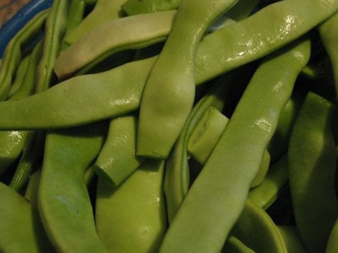 1. Этап. Ассорти из овощей: Пока закипать будет маринад, приготовьте остальные овощи, отварив их до полуготовности. Стручковую фасоль почистите, помойте, проварите почти до готовности.