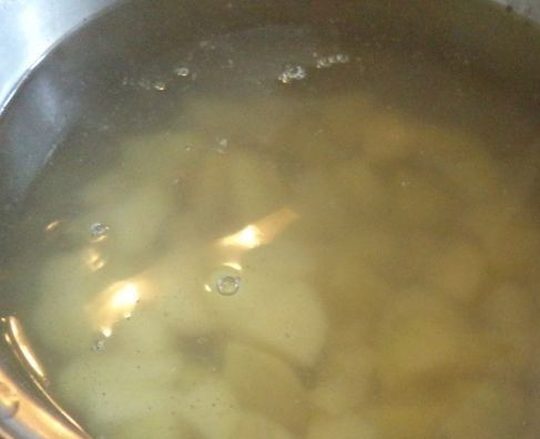 1. Этап. Лагман без мяса: 2. Параллельно в соленой воде отварим картофель.