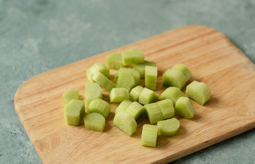 1. Этап. Лимонад из ревеня: Ревень помойте, срежьте грубый верхний слой овощечисткой. Нарежьте на ломтики среднего размера.