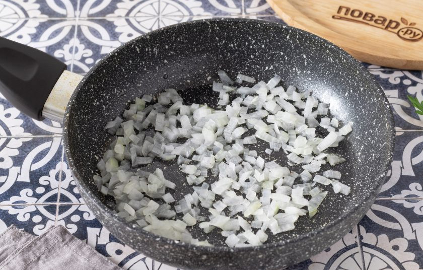 1. Этап. Зразы из батата: Репчатый лук нарежьте кубиками и обжарьте в сковороде с растительным маслом до прозрачности.