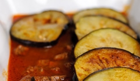 1. Этап. Запеканка из баклажанов с мясом: Выложите в форму для выпекания сначала всё мясо, затем положите баклажаны,