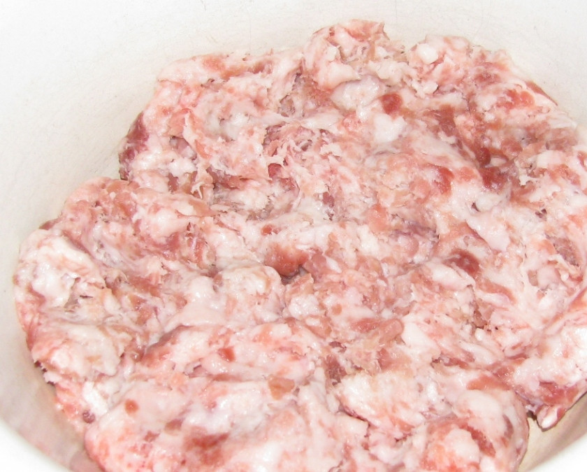 1. Этап. Беляши с мясом на сковороде: Даем тесто подняться в темном месте. Пока займемся фаршем. Мясо пропустите через мясорубку.