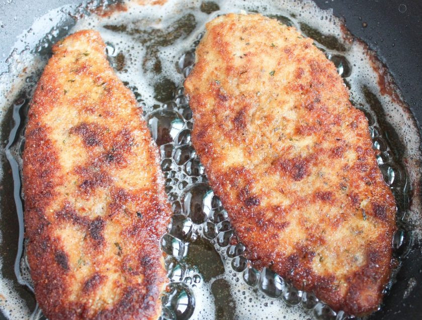 1. Этап. Куриные отбивные в панировке: 5. Тем временем разогрейте сковороду с растительным маслом и выложите отбивные, обжаривайте с двух сторон до румяной корочки.
