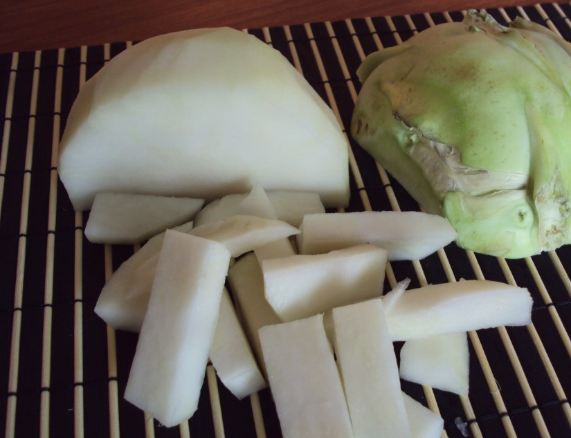 1. Этап. Кольраби в кляре: Очистите и порежьте кольраби.