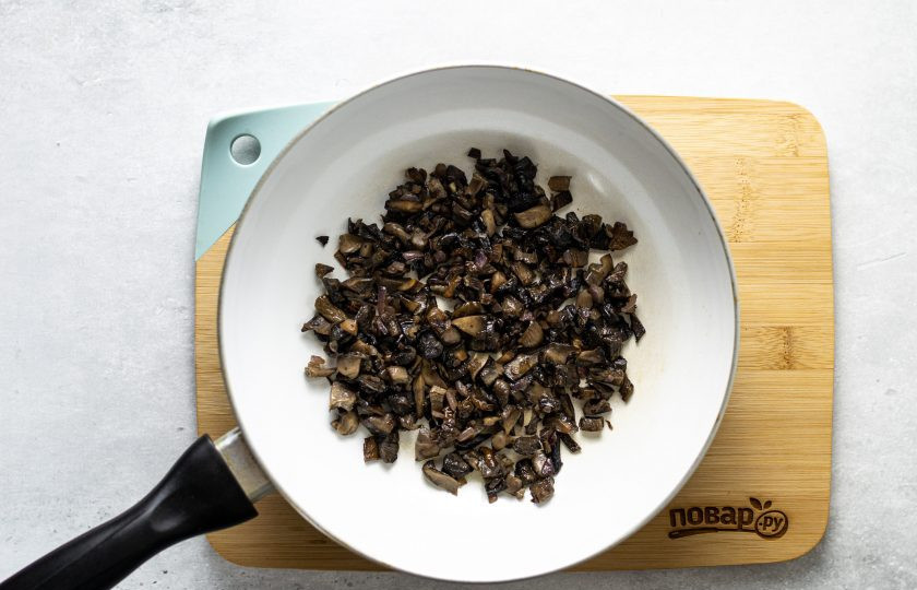 1. Этап. Вареники с сушеными грибами: Лук и вареные грибы нарежьте на мелкие кубики, обжарьте в сковороде до золотистого цвета.