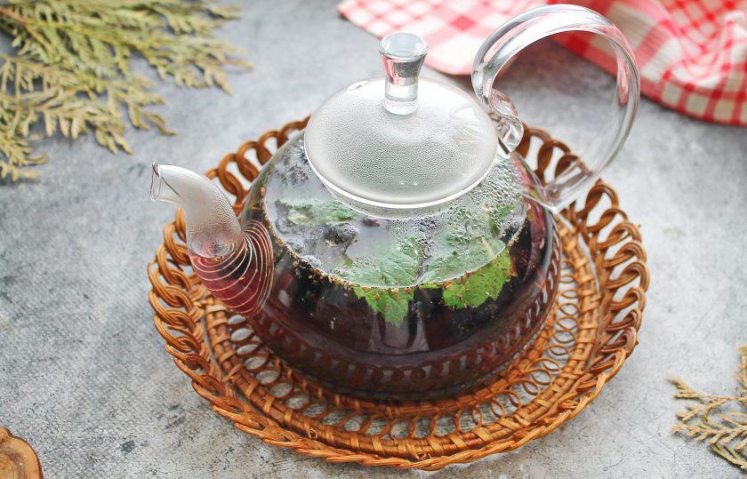 1. Этап. Чай из черноплодной рябины: Залейте все кипятком, закройте, укутайте полотенцем и настаивайте чай в течение 15 минут. Готовый чай разлейте и подавайте.