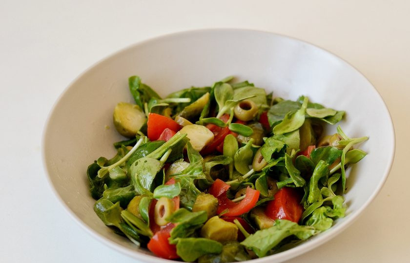 1. Этап. Салат с брюссельской капустой и помидорами: Заправьте салат лимонным соком и оливковым маслом. Посолите и поперчите по вкусу. Перемешайте.