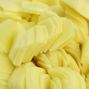 1. Этап. Испанская тортилья: 1. Очистите картофель, промойте и нарежьте очень тонкими кружочками. Если у вас есть комбайн или терка-шинковка с насадкой мандалина, то самое время ее использовать.