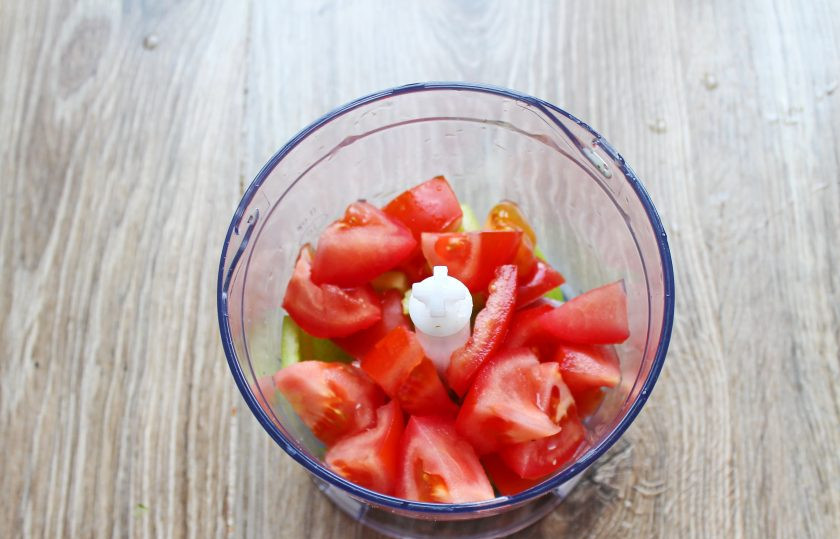 1. Этап. Гаспачо с томатным соком: Добавьте к перцу порезанный помидор.