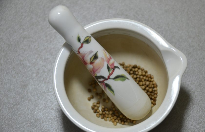 1. Этап. Думляма: Разотрите в ступке чайную ложку кориандра.