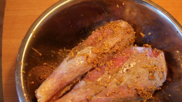 1. Этап. Голени индейки в духовке: 3. В отдельной миске смешиваем соль и перец, приправу для птицы и горчицу в зернах, перемешиваем все и равномерно распределяем по всей поверхности птицы.