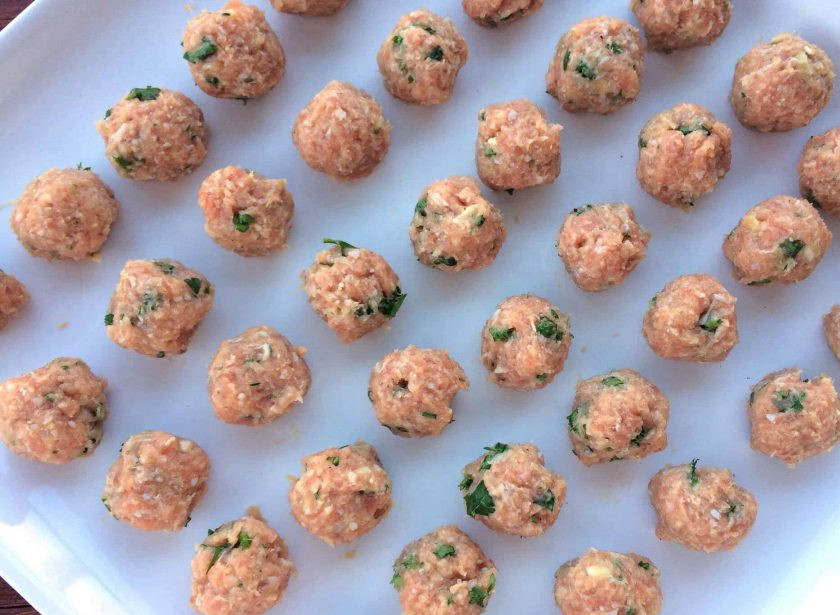 1. Этап. Итальянский свадебный суп: Из фарша сформируйте небольшие фрикадельки.