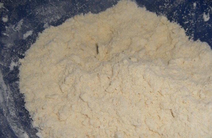 1. Этап. Пирог с картофелем и сыром: Добавляем к маслу муку и руками перемешиваем, пока не получится более или менее однородная масса.