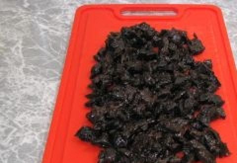 1. Этап. Свекла с черносливом: Чернослив заливаем горячей водой. Если он жесткий - то примерно на пол часа. Затем сливаем воду, очищаем чернослив от косточек и мелко нарезаем.