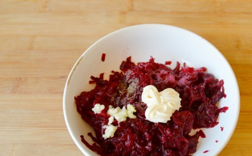 1. Этап. Салат Чингисхан: Вареную свеклу чистим, натираем на тёрке. Добавляем выдавленный чеснок, майонез (1 ст. л.), соль, перец, перемешиваем.