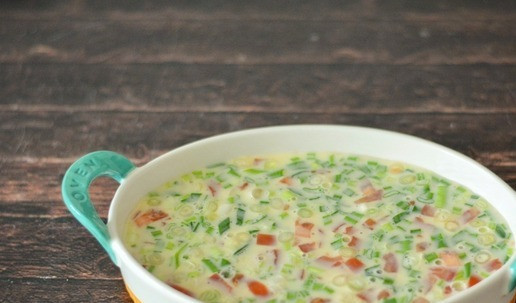 1. Этап. Омлет с помидорами и зелёным луком: Поставьте омлет в нагретую духовку. Запекайте примерно 20-25 минут при температуре 160°С до готовности. Лучше не повышать сильно температуру, чтобы верх омлета не сильно зарумянился.