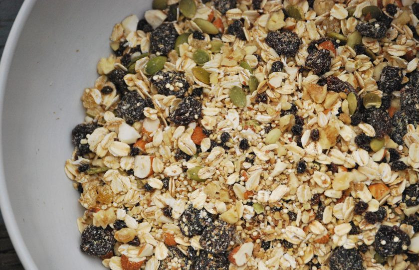 1. Этап. Овсяная гранола: 2. В одной миске смешайте все сухие ингредиенты за исключением соли и сухофруктов. В другой миске смешайте оливковое масло, мед и миндальный экстракт. Смешайте содержимое обоих мисок.