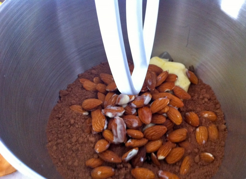 1. Этап. Шоколадные колбаски из печенья: Добавьте миндаль.