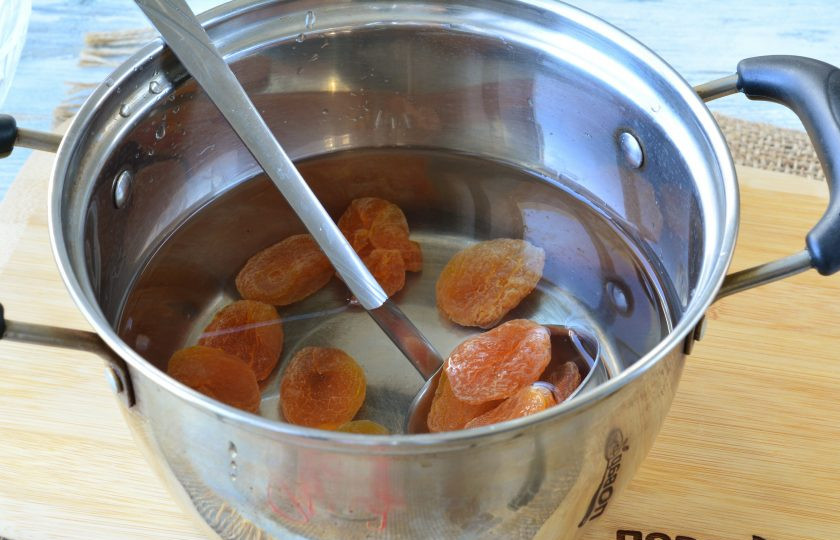 1. Этап. Компот из кураги для грудничка: Затем воду с кураги слейте. Выложите сухофрукты в кастрюлю, залейте водой и поставьте вариться на огонь.