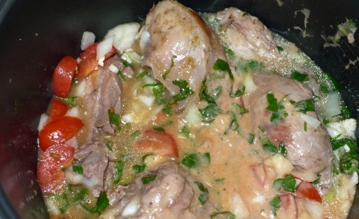 1. Этап. Чахохбили из курицы в мультиварке: В миску наливаем натуральный йогурт, добавляем томатную пасту и перемешиваем все. Теперь выкладываем в чашу мультиварки все нарезанные овощи, зелень и заливаем приготовленный соус, солим и перчим по вкусу. Включаем режим тушение и на 1-1,5 забываем о нашем чахохбили.