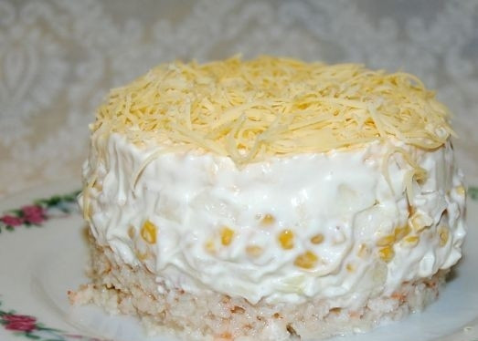 1. Этап. Салат из мяса криля: 5. После чего кладем луковицу и кукурузу, снова промазываем майонезом, кладем натертый сыр и чеснок, солим и смазываем майонезом. Сверху посыпаем все сыром.