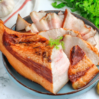 Щековина свиная в луковой шелухе