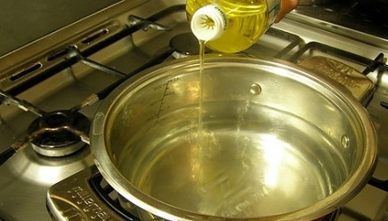 1. Этап. Паста с сыром Дор блю: Воду вскипятите и подсолите. Добавьте немного масла и отварите в ней макароны до готовности. Промойте готовые макароны в дуршлаге.