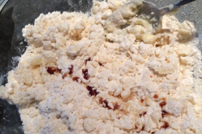 1. Этап. Песочное печенье с кокосом, карамелью и шоколадом: 6. Добавьте ванильный экстракт и 1 ложку молока, перемешайте.