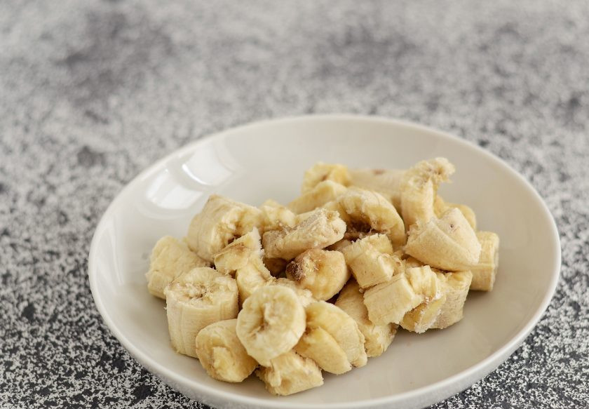 1. Этап. Смузи слоями: Бананы нарежьте на ломтики среднего размера и оставьте в морозилке на ночь.