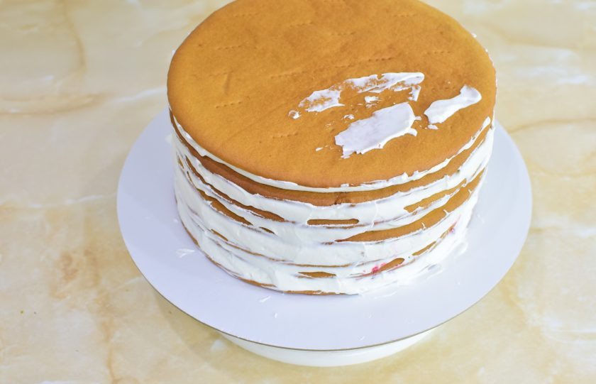 1. Этап. Медовик с малиной: Так соберите торт. Каждый слой немного прижимайте друг к другу.