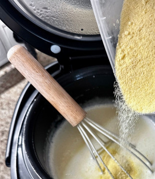 1. Этап. Манная каша без комочков. В мультиварке: И высыпал манку, тоненькой такой «струйкой». Помешивая одновременно.