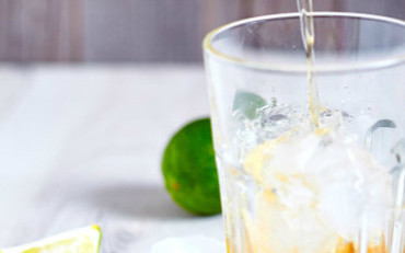 1. Этап. Коктейль Свободная куба: В стакан кладем кубики замороженного льда. Заливаем лед ромом. Чем больше льда, тем менее крепким будет наш напиток. Я предпочитаю класть большое количества льда. Особенно если готовлю такой коктейль в жару.