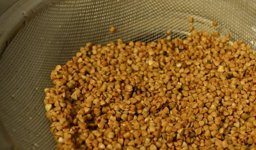 1. Этап. Гречневая каша с запечёнными овощами: Крупу промыть. В кастрюле вскипятить воду. Воду я беру в пропорции 2 к 1: на 1 стакан гречки 2 стакана воды. Промытую крупу всыпать в кипяток, довести до кипения. Огонь убавить, варить до готовности. У меня ушло 10 минут, чтобы гречка впитала всю воду. Огонь отключить, оставить кастрюлю на плите 