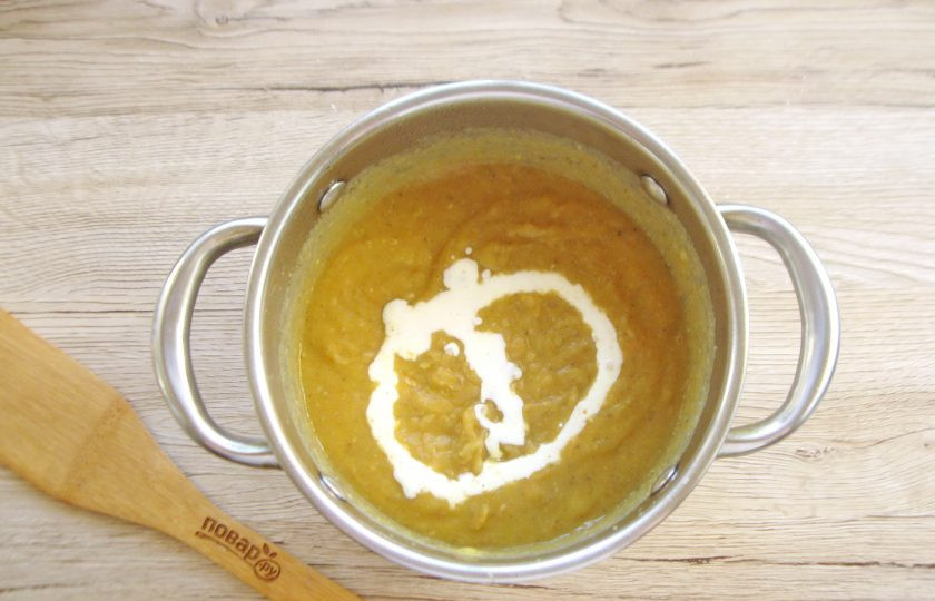 1. Этап. Суп-пюре на курином бульоне: Налейте в суп сливки.