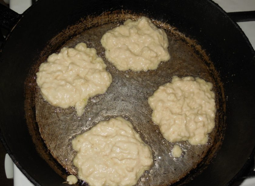 1. Этап. Оладьи на воде с яблоками: 8. Жарим оладьи на растительном масле с обеих сторон.