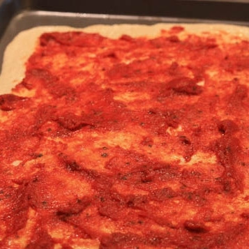 1. Этап. Пицца Калифорния: Равномерно распределяем соус по тесту.