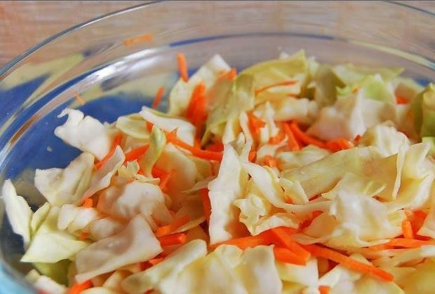 1. Этап. Салат из капусты по-корейски: 2. Капусту и морковь смешайте в глубоком салатнике или миске. Посолите и оставьте на 20 минут, чтобы капуста пустила сок.