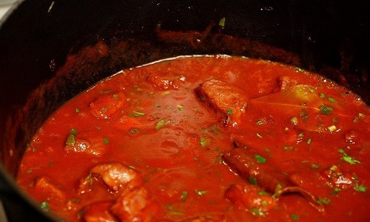 1. Этап. Макароны со свининой на сковороде: 7. Выложите томатный соус и измельченную петрушку на сковороду. На среднем огне томите свинину до мягкости.