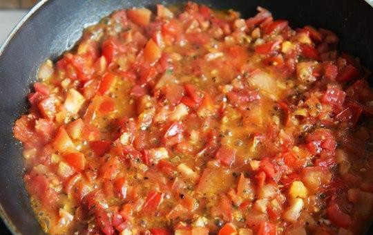 1. Этап. Пармеджана из баклажанов: В другой сковороде 5 минут обжариваем мелко нарезанный чеснок, затем добавляем к нему кубиками нарезанные помидоры и тушим еще 15 минут. В конце добавляем соль, перец и базилик.