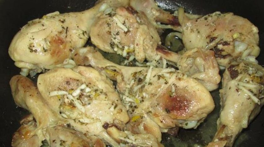 1. Этап. Рецепт курицы с чесночным соусом: Когда курица будет почти готова, полейте ее соусом и перемешайте. Обжарьте еще 2 минуты и подавайте к столу.