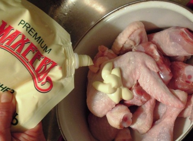 1. Этап. Курица с овощами и фруктами: Вымойте части курицы, добавьте к ним майонез.