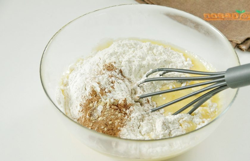 1. Этап. Тыквенный кекс с изюмом: Хорошо перемешайте и добавьте муку, разрыхлитель и специи.