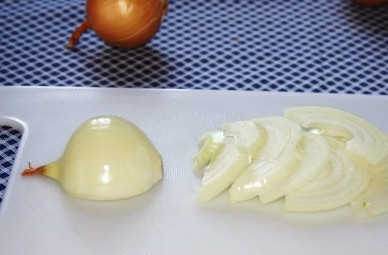 1. Этап. Куриные пупочки: Очищаем лук, нарезаем его полукольцами.