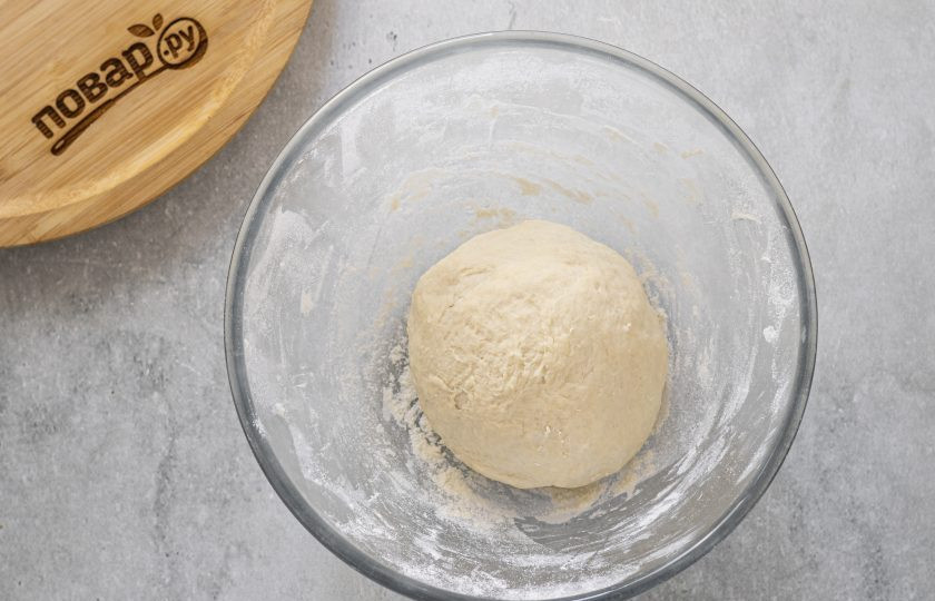 1. Этап. Лепешки на воде с луком: Вымесите тесто до однородности, скатайте в шар. Накройте пленкой и оставьте на 30 минут при комнатной температуре.