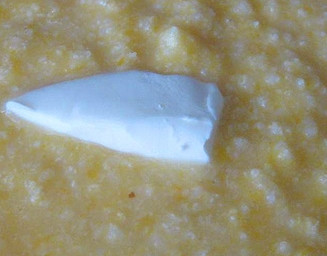 1. Этап. Пшенная каша в чугунке: Через сорок минут достаем наш чугунок. Отрезаем кусочек масла (можно покрупнее), кладем его в нашу кашу и не перемешиваем. Масло должно впитаться само. Ставим назад в духовку на оставшееся время.