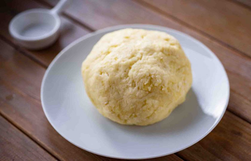 1. Этап. Ньокки с креветками: Замесите мягкое картофельное тесто.